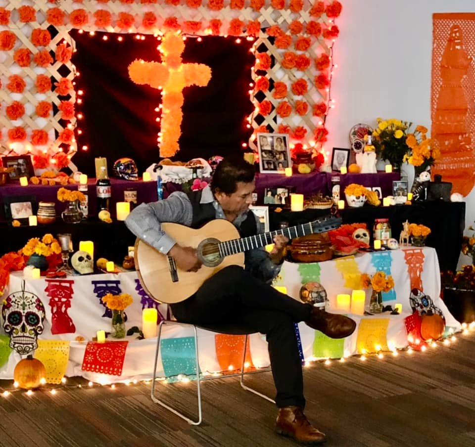 Dia de Muertos 2022 altar and guitar player (1)
